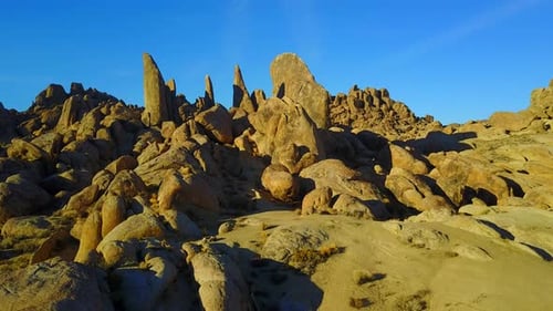 Malerische Drohnenansicht einer felsigen Wüstenlandschaft.