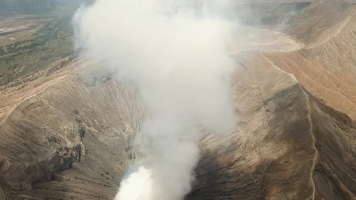 Aktiver Vulkan mit Krater