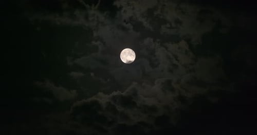 Vollmond-Wolken