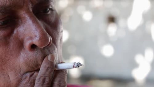 Vieux Asiatique Indien Homme Fumant Une Cigarette