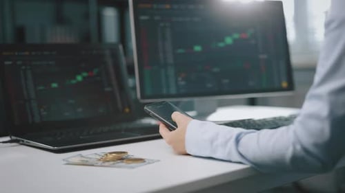 Trader analysiert den Aktienmarkt im Büro