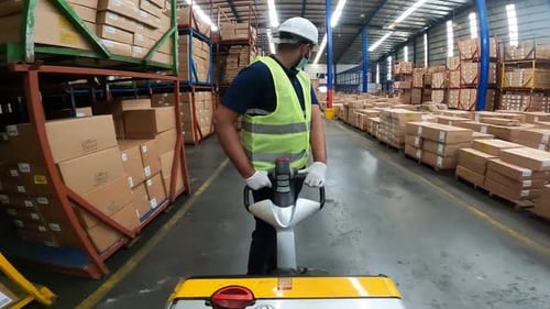 Operador de transpaleta en un almacén