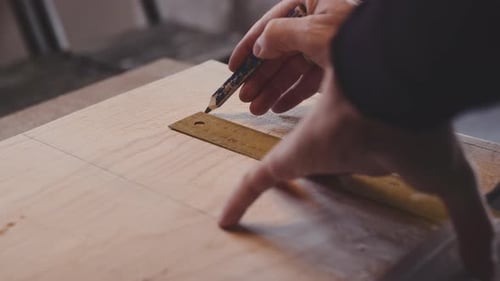 Carpintero de medición y marcado de madera