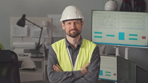 Porträt eines bärtigen Ingenieurs im Amt