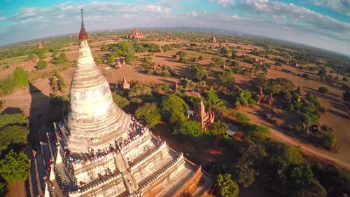 Survol de la pagode et des temples de Shwesandaw à Bagan