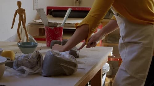 Jeune potière travaillant dans son atelier