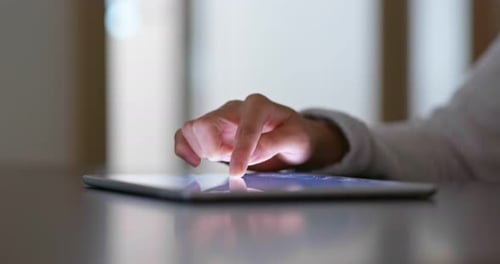 Fingerberührung der Frau am Tablet-Computer zu Hause