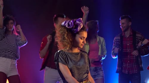 Tanzende Menschen mit lustiger Freude auf der Discothek Entertainment. Smoke-Hintergrund
