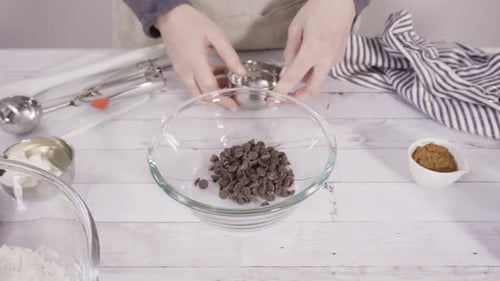 Zutaten mischen, um Schokoladen-Himbeer-Cupcakes zu backen.