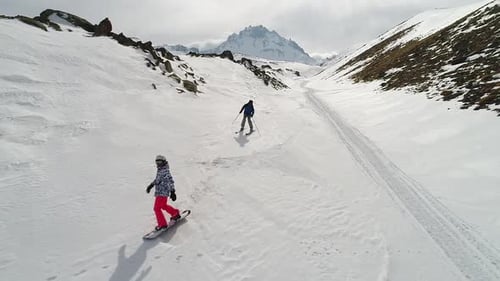 Snowboarder und Skifahrer