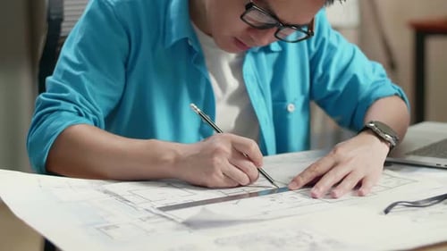 Primer plano de ingeniero hombre asiático con un plano de dibujo portátil en la oficina