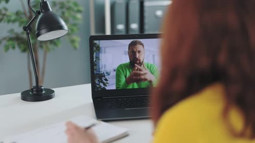 Collègues ayant un chat vidéo