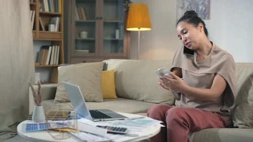 Frau telefoniert am Telefon und erledigt Papierkram