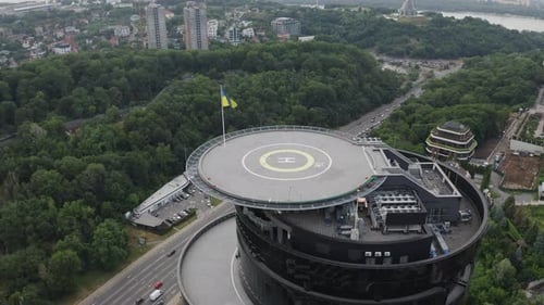 Hélicoptère, héliport, panorama de la ville de Kiev