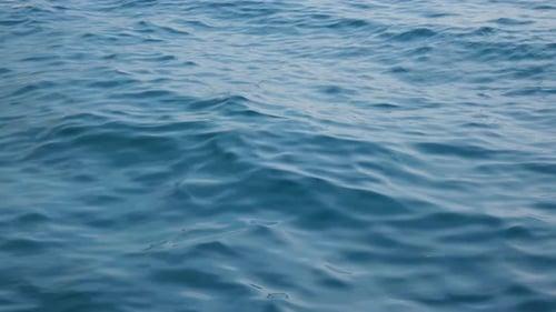 Hintergrund des gewellten Musters der Welle von sauberem Wasser im blauen Schwimmbad