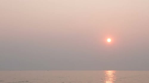 Wunderschöner Sonnenuntergang am tropischen Strand und Meer