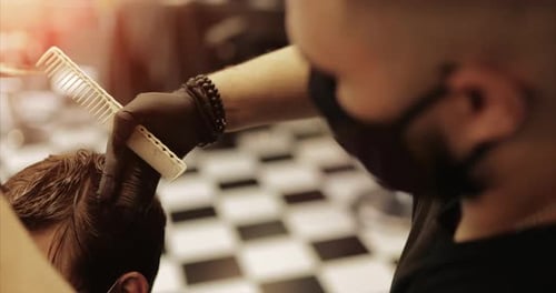 Haarpflege Herrenhaarschnitt in einem Barbershop. Haarschnitt mit einer Schere
.