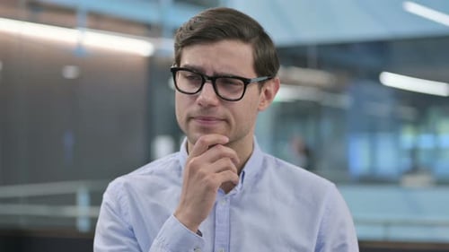 Portrait d'un jeune homme pensif pensant