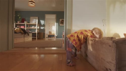 VIE DE FAMILLE - Un mignon bébé de 9 mois qui entre dans une vieille boîte en bois