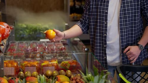 Comprador de supermercado comprando frutas exóticas