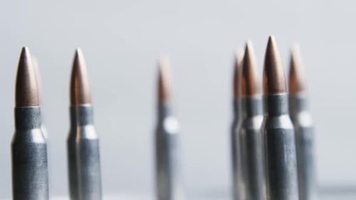 Filmmusik rotierende Aufnahme von Kugeln auf einer metallischen Oberfläche - BULLETS 021