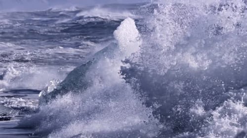 La glace d'un glacier se lave par les vagues de l'océan Atlantique sur une plage de Black Diamond en Islande.
Climat