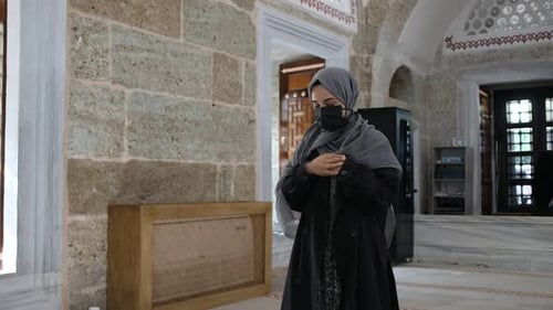 Muslimische Frau betend