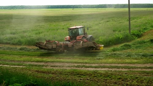 Landwirtschaftliche Maschine entfernt Gras