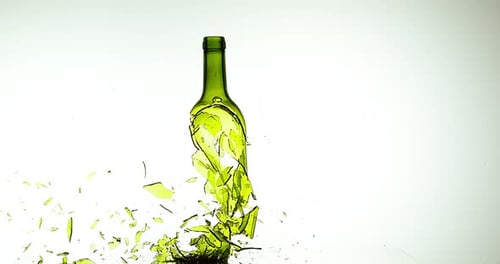 Bouteille de vin blanc se brisant et éclaboussant sur fond blanc, ralenti 4K