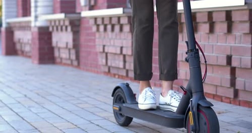 Mujer moderna en patinete eléctrico