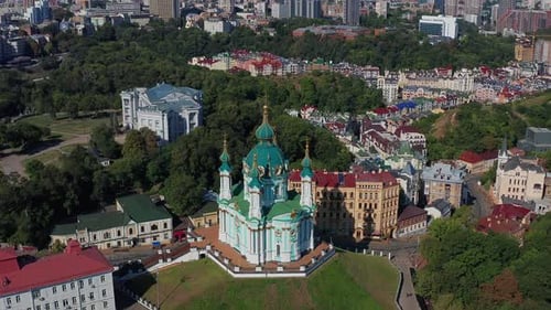 Magnifique vol au-dessus de l'église Saint-André de Kiev. Vue de dessus de Podol. De nombreux bâtiments et églises.