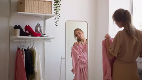 Mulher hesitante escolhe o vestido perfeito para namorar no Mirror