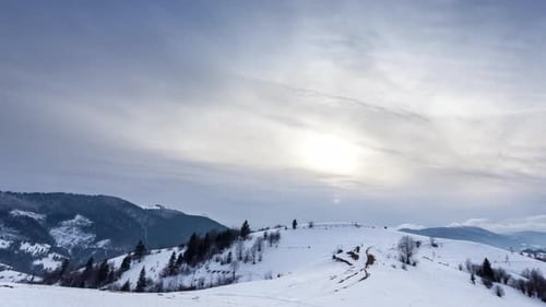 Berggipfel mit vom Wind wehender Schnee