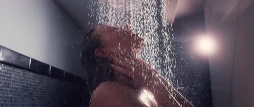 Frau unter der Dusche