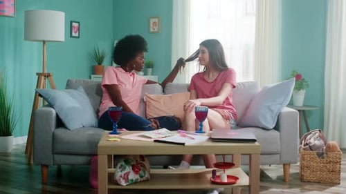 Deux jeunes femmes partagent leurs secrets de beauté