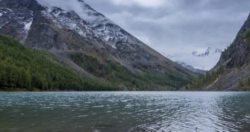 Mountain Lake Timelapse im Sommer oder Herbst