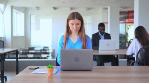 Überarbeiteter Manager fühlt Migräne im Open-Space-Büroangestellten im Start-up-Unternehmen