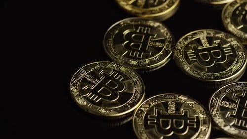 Rotierende Aufnahme von Bitcoins (digitale Kryptowährung) - BITCOIN 0472