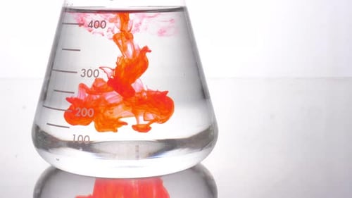 Solution rouge : goutte dans un flacon, laboratoire de recherche expérimental
