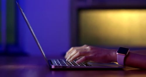 Nachts am Notebook-Computer arbeiten