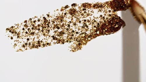 Pinselstriche aus goldenem Pinsel, einzeln auf weißem Hintergrund aufgetragen