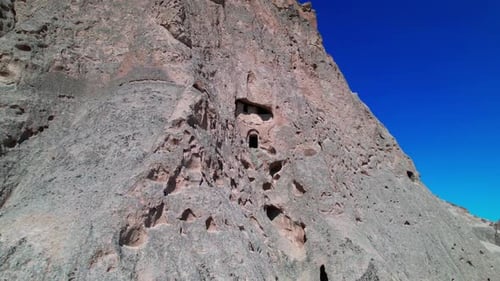 Blick von der Drohne aus Kappadokien auf die Höhlenstadt Zelve Valley