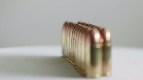 Nahaufnahmen vieler Munition sind in einer Reihe angeordnet und mit einer rotierenden Plattform gedreht. Zeitlupe