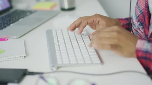Crop Worker tippt auf Tastatur