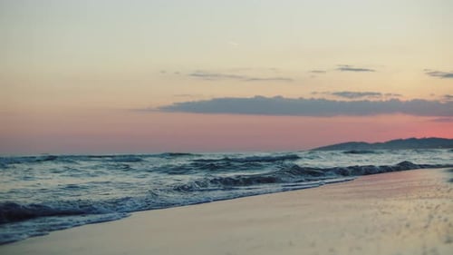 Rollende Meereswellen am Sandstrand