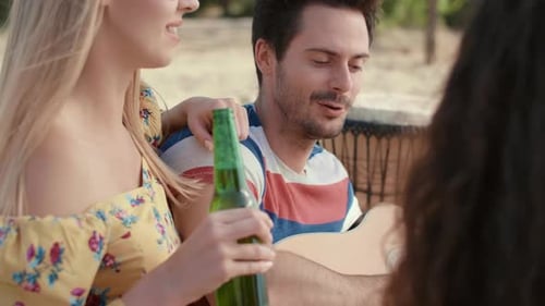 Freunde haben viel Spaß am Strand