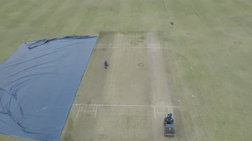 Preparación del campo de críquet con rodillos