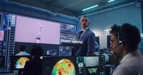 El jefe da órdenes durante el lanzamiento del cohete