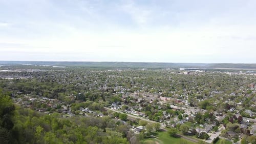 Faszinierende Luftaufnahme einer ländlichen Community im Tal in Wisconsin mit dem Mississippi in der Ferne