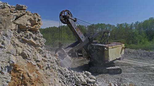 Bagger lädt Steine